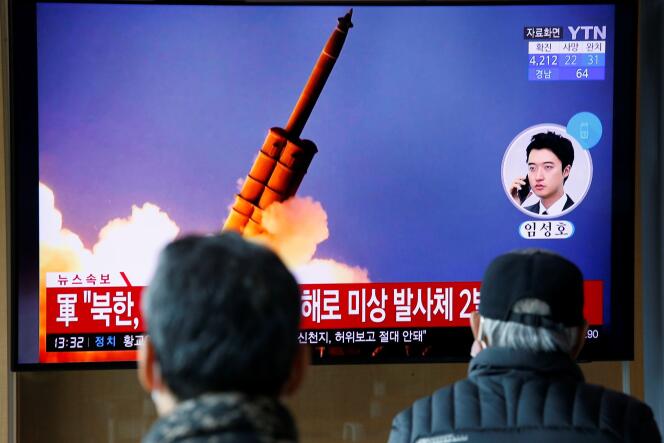 A Séoul, les chaînes d’information retransmettent le tir de projectiles nord-coréens, lundi 2 mars.