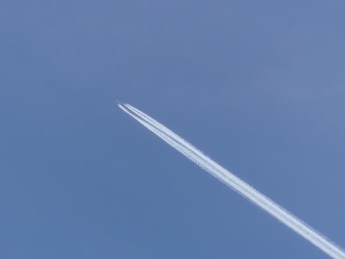 Mais le téléobjectif révèle un avion de ligne.