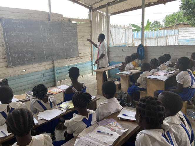 Dans une école clandestine de Douala, les petits anglophones retrouvent le plaisir d’apprendre.