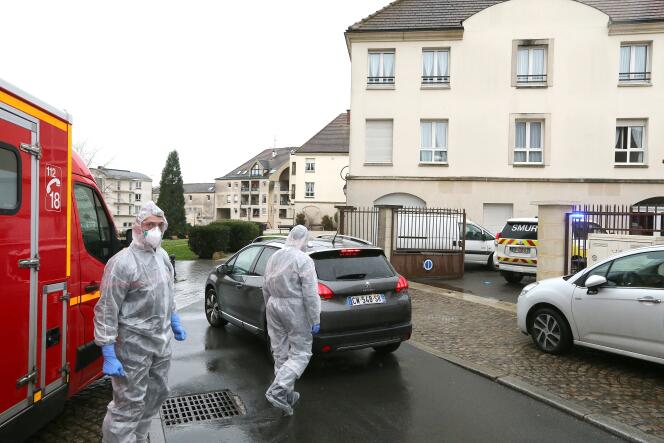 Des membres des services d’urgence et de soins intensifs après le signalement de cas de Covid-19, le 2 mars, à Crépy-en-Valois, dans l’Oise.