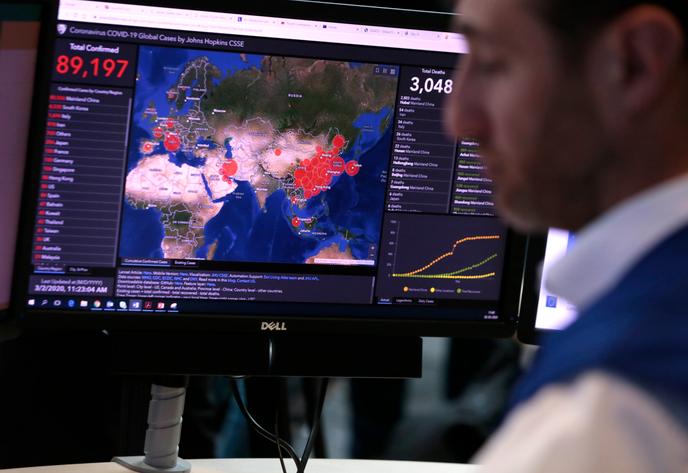 Au Centre de coordination de la réaction d’urgence de la Commission européenne, le 2 mars. L’utilisation des données personnelles pour lutter contre la pandémie fait déjà l’objet de débats.