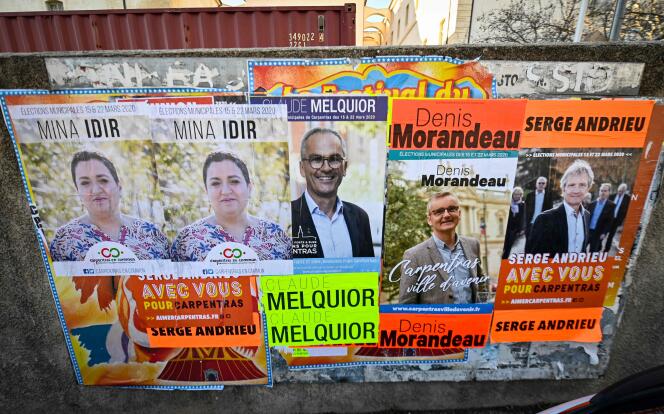 Des affiches électorales de candidats à la prochaine élection à la mairie de Carpentras, le 5 février.