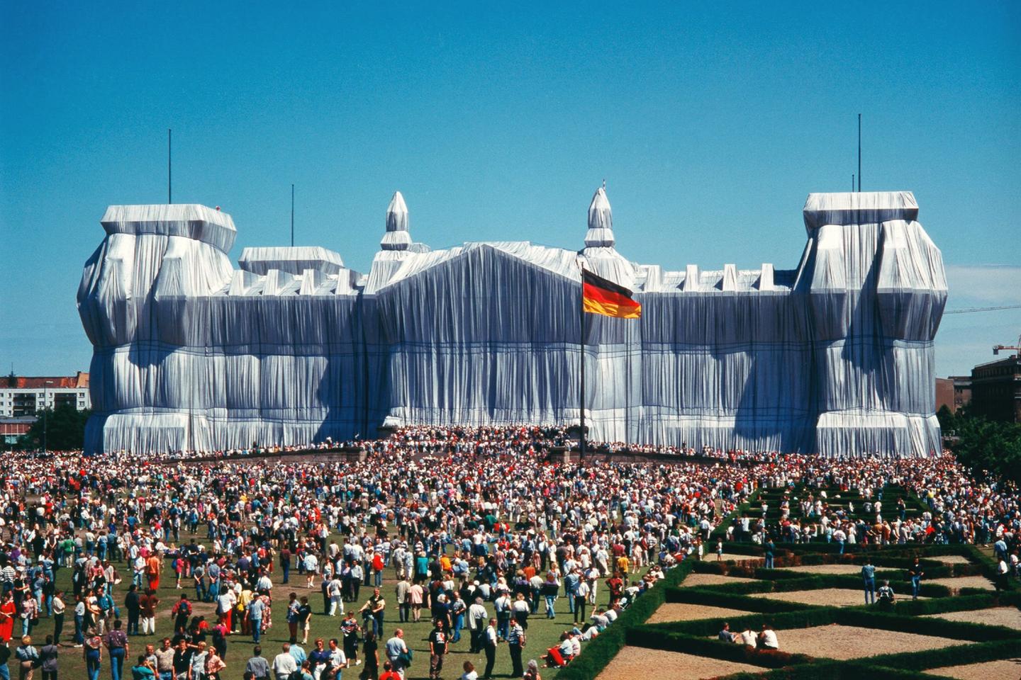 En 1995, Christo et Jeanne-Claude emballaient le Reichstag et lAllemagne