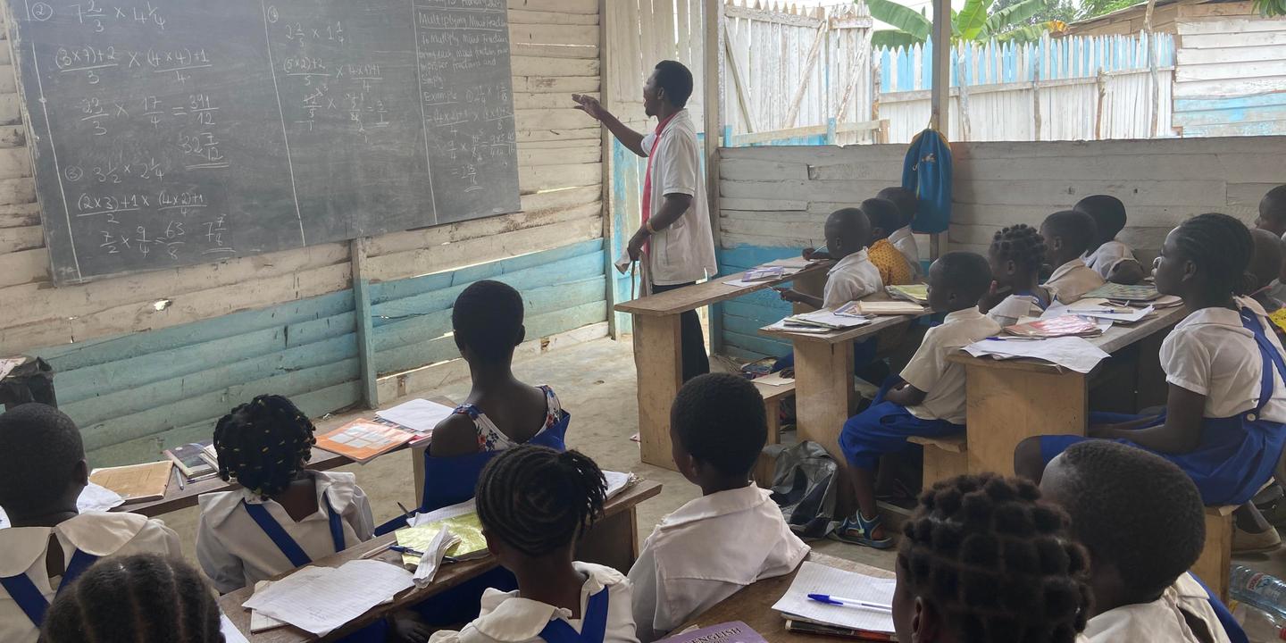 Au Cameroun Une Ecole Primaire Clandestine Eduque Les
