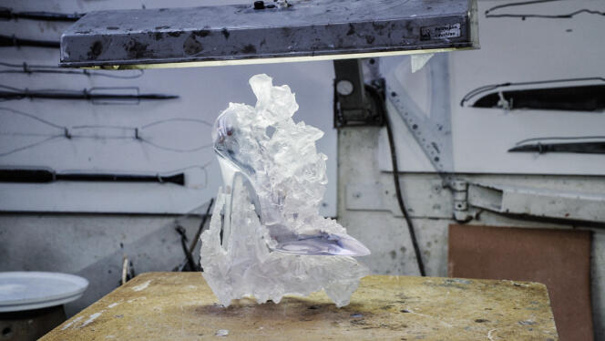 <p>Un soulier de verre imaginé par Christian Louboutin.</p>
