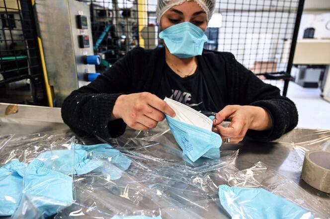 Une employée d’une usine de production de masques, à Mably (Loire), le 28 février.