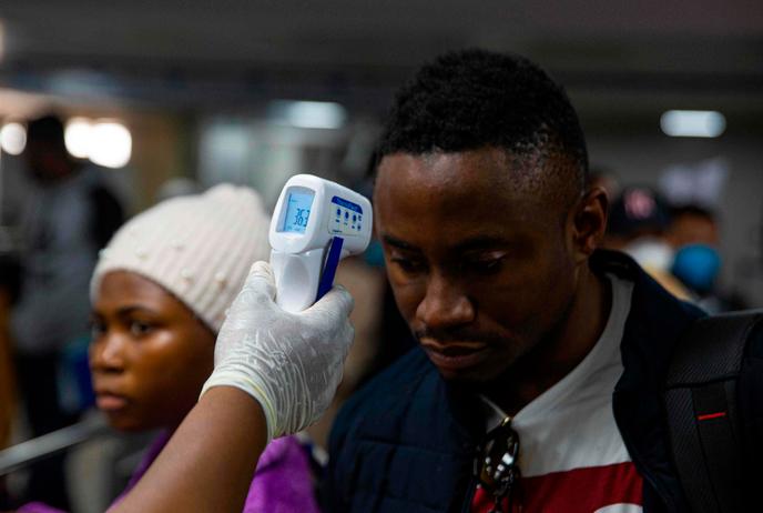 Température testée à l’aéroport international de Murtala à Lagos, le 2 mars 2020. Le Nigeria surveille 58 personnes qui ont été en contact avec un Italien infecté par le nouveau coronavirus. / AFP / BENSON IBEABUCHI
