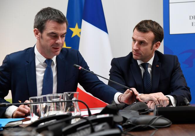 Emmanuel Macron et le ministre de la santé, Olivier Véran, le 3 mars, après une visite au Centre opérationnel de réception et de régulation aux urgences sanitaires et sociales (Corruss).