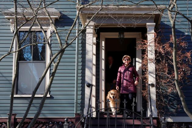 La candidate Elizabeth Warren sort de chez elle à Cambridge (Massachusetts) pour aller voter.