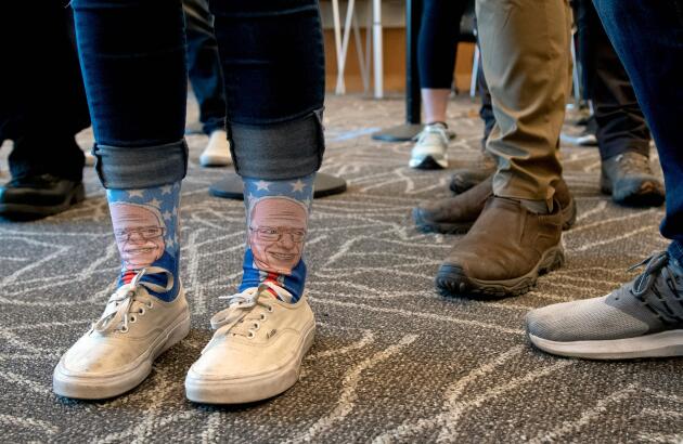 A Denver (Colorado), le 3 mars, un électeur affiche sa préférence avec des chaussettes à l’effigie de Bernie Sanders.