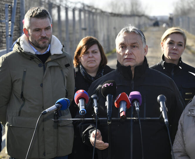 Les premiers ministres slovaque Peter Pellegrini et hongrois Viktor Orban à Roszke, le long de la frontière serbo-hongroise, le 13 février.