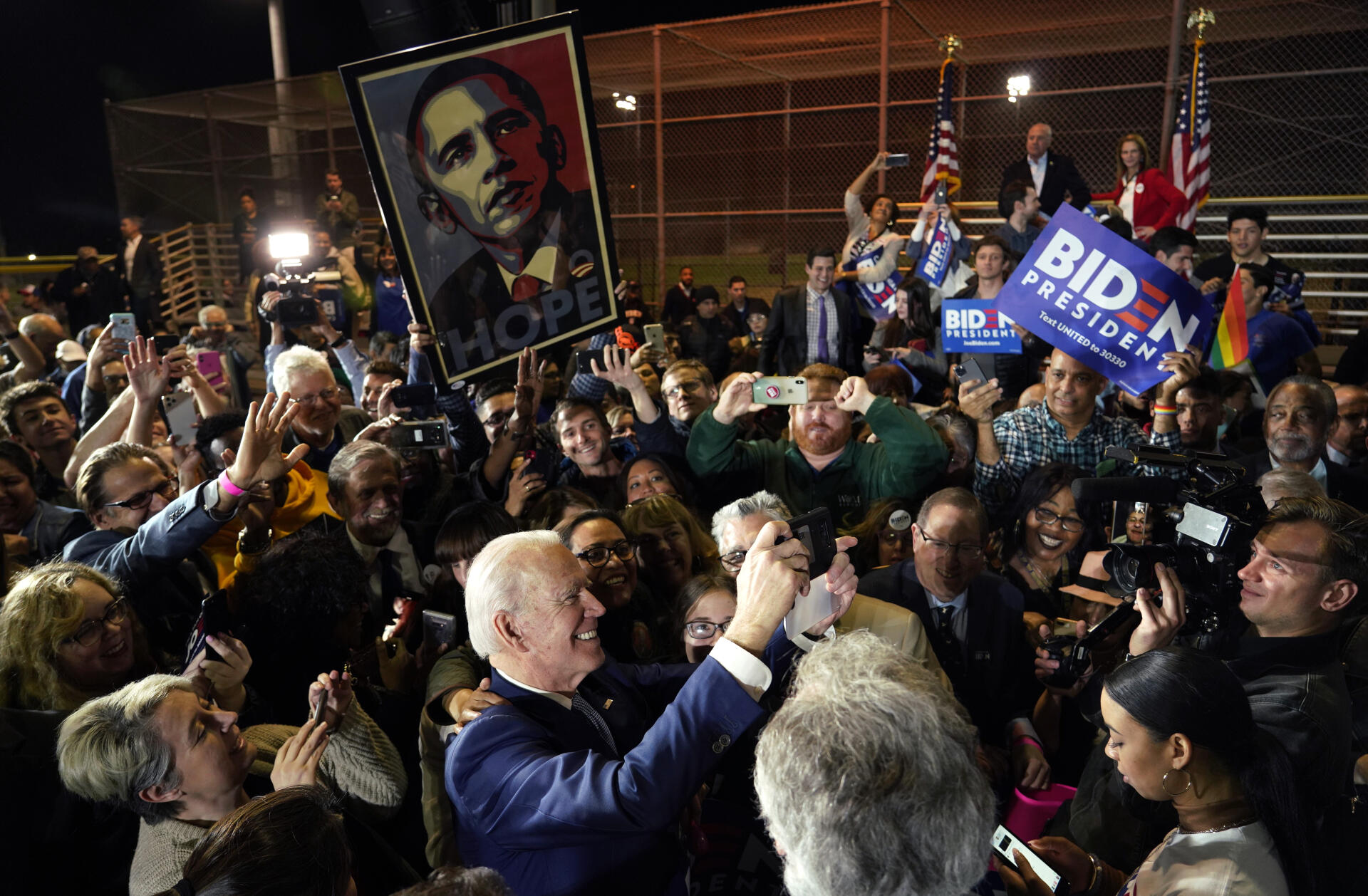 A Los Angeles (Californie), Joe Biden, annoncé gagnant en Virgine, en Caroline du Nord et en Alabama, fait un selfie avec des électeurs.
