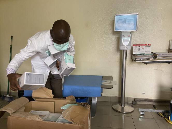 A l’hôpital Laquintinie de Douala, la capitale économique camerounaise, quelques cartons de matériels de protection contre le coronavirus.