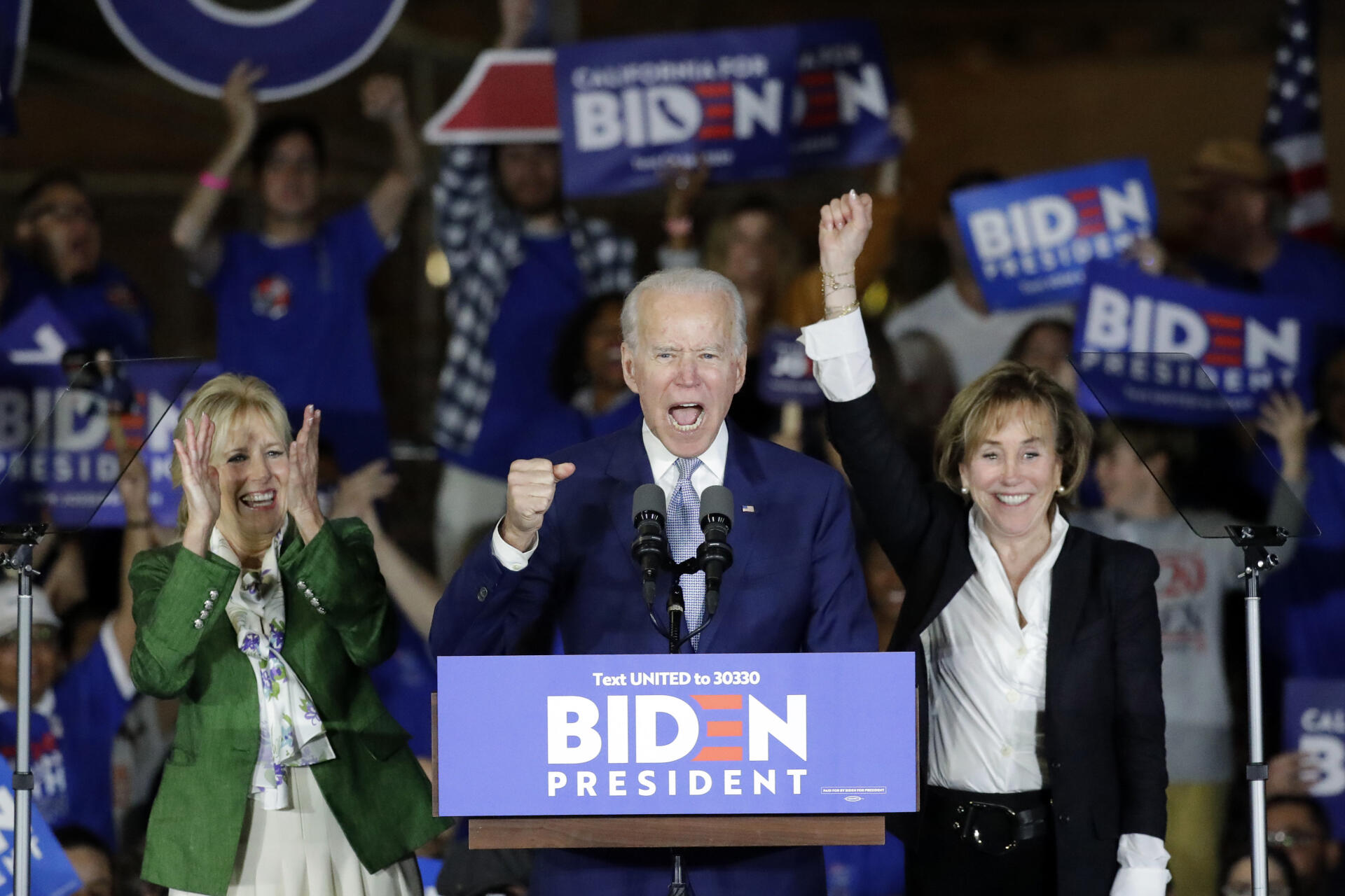 Le candidat Joe Biden (ici avec sa femme Jill Biden, à gauche, et sa sœur Valerie, à droite) remporte deux états supplémentaires : le Minnesota et le Massachusetts.