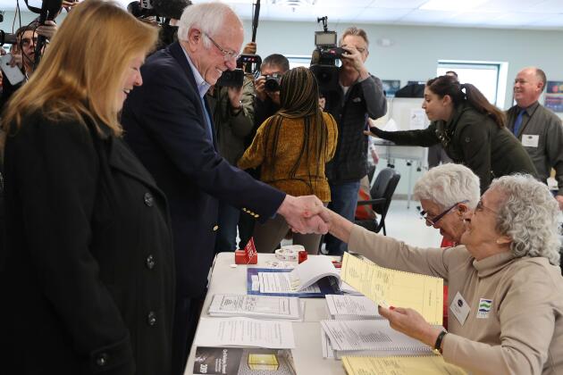 Le candidat Bernie Sanders vote avec sa femme, Jane O’Meara Sanders, dans son Etat du Vermont, le 3 mars.
