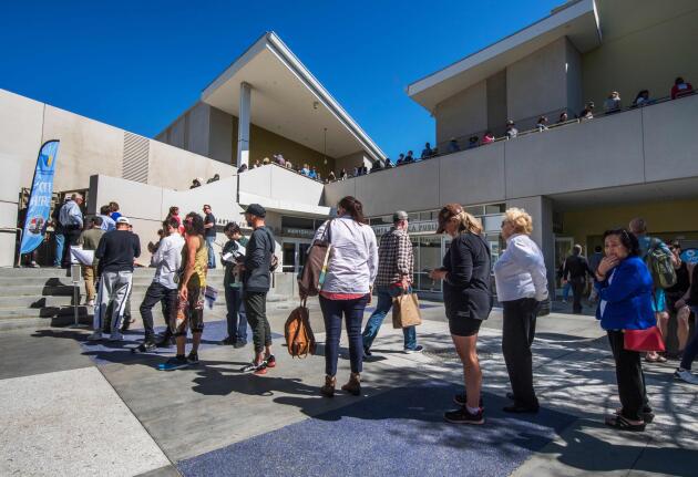 Des électeurs font la queue devant la bibliothèque municipale à Santa Monica (Californie). En 2016, la Californie avait organisé sa primaire démocrate en juin et les jeux étaient faits depuis longtemps. Cette fois, pour pouvoir agir à un moment déterminant de la campagne, l’Etat a délibérément avancé le scrutin au 3 mars.