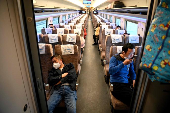Des passagers à bord d’un train qui traverse Wuhan, en Chine, mercredi 4 mars.
