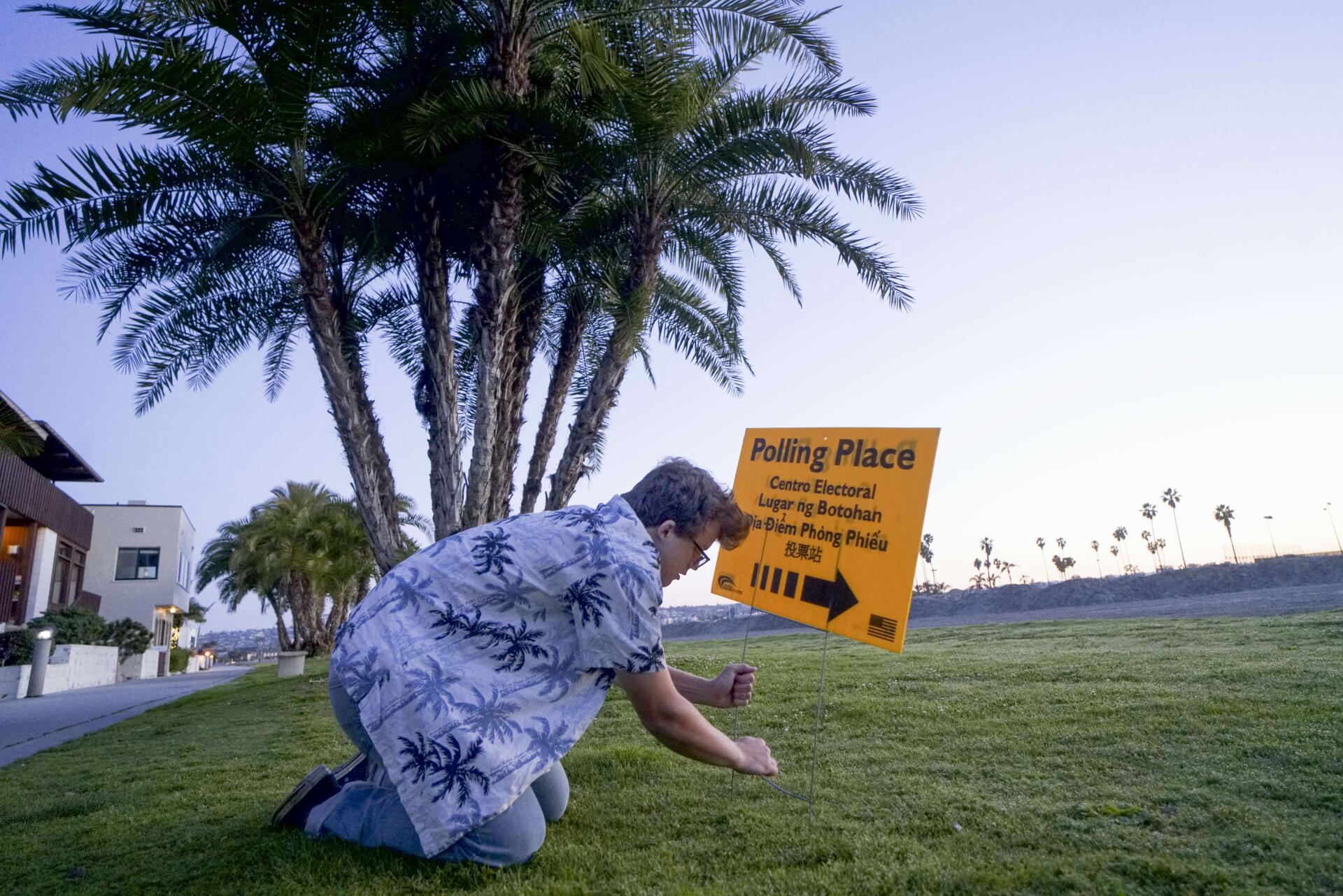 Un bénévole installe un panneau de vote à San Diego (Californie), le matin du Super Tuesday, le 3 mars.