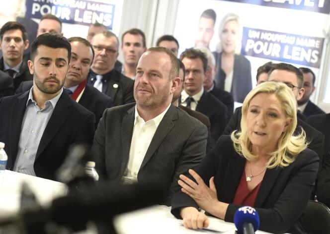 Marine Le Pen et le maire d’Hénin-Beaumont, Steeve Briois (au centre) viennent soutenir Bruno Clavet, à Lens (Pas-de-Calais), le 29 février.