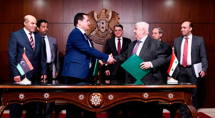 Une photo de l’Agence de presse arabe syrienne officielle montre la signature d’un accord entre le maréchal Haftar et la Syrie, à Damas, le 1er mars.