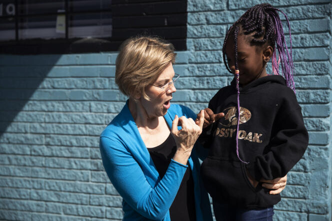 Le 14 février 2020, Elizabeth Warren fait une « pinky promises » avec une fillette de North Charleston, en Caroline du sud.