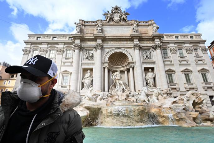 Un turista di fronte alla fontana di Trevi, a Roma, il 3 marzo.