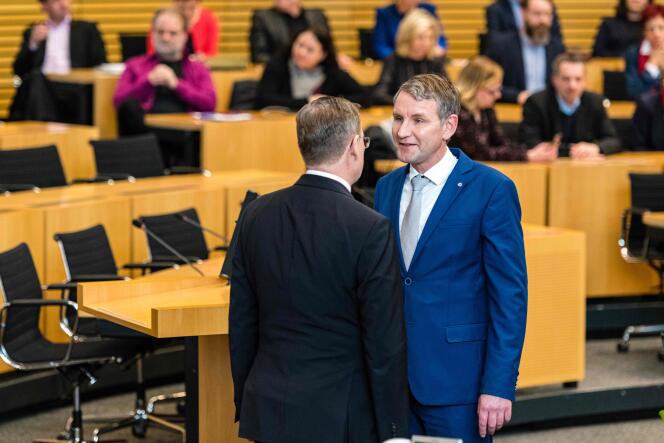 Bodo Ramelow (de dos), le président  de gauche (Die Linke), réélu à la tête de la Thuringe, refuse la poignée de main de Björn Höcke, du parti d’extrême droite AfD le 4 mars.
