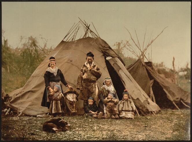 Une famille sami, en Norvège, vers 1890-1900.