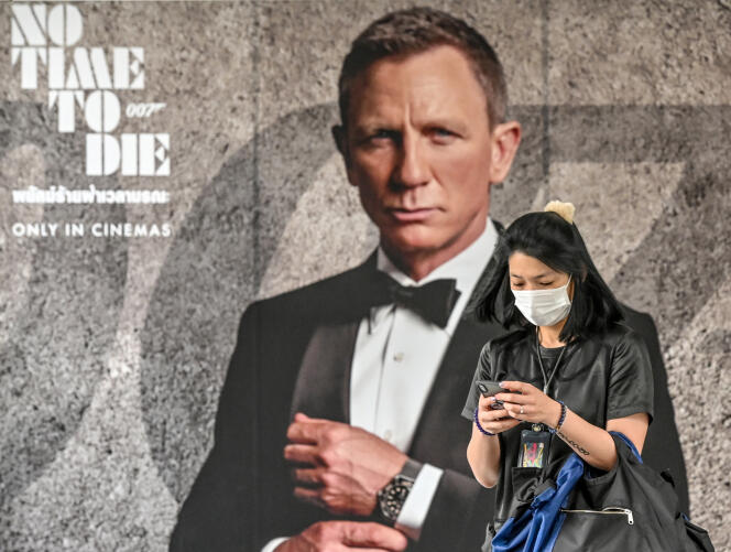 Une affiche de « Mourir peut attendre » à Bangkok, le 28 février. La sortie du dernier James Bond a été repoussée en novembre en raison de l’épidémie de coronanivrus.