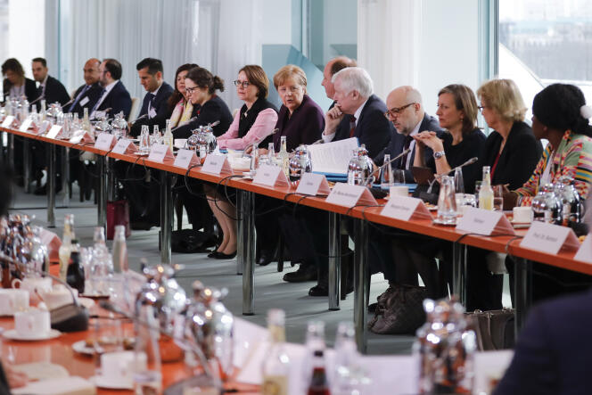 La chancelière allemande Angela Merkel, lors d’une réunion avec les dirigeants des associations de migrants à Berlin, en Allemagne, le 2 mars.