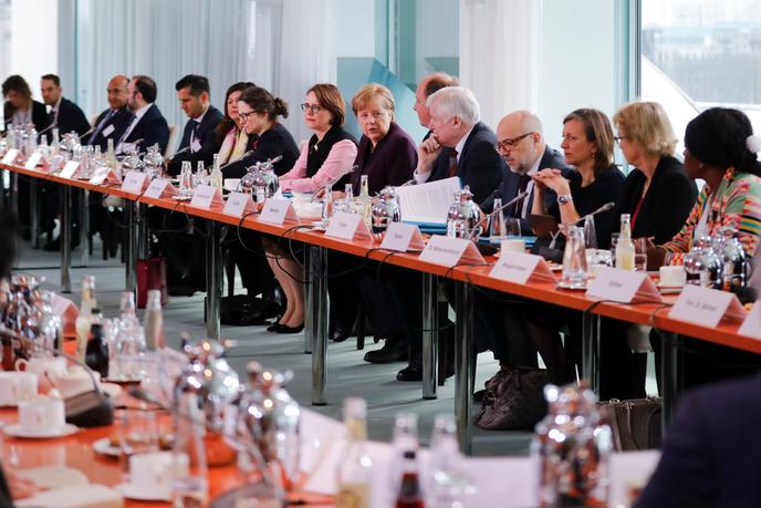 La chancelière allemande Angela Merkel, lors d’une réunion avec les dirigeants des associations de migrants à Berlin, en Allemagne, le 2 mars.