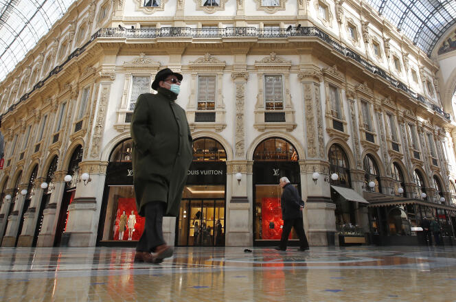 Un homme marche dans la galerie Victor-Emmanuel II, dans le centre de Milan, le dimanche 8 mars.