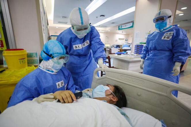 Des médecins au chevet d’une patiente atteinte du coronavirus, le 7 mars à l’hôpital Xiehe de Wuhan.