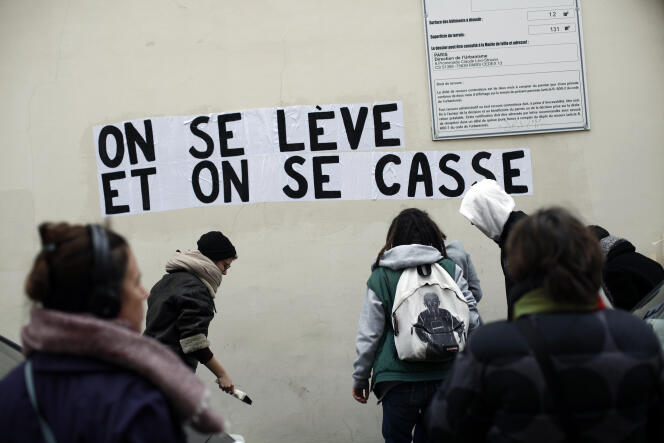 Affiches « On se lève et on se casse » lors de la marche pour la Journée internationale des droits des femmes, le 8 mars 2020, à Paris.