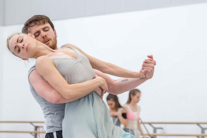 Les danseurs Bethany Kingsley-Garner et Nicholas Shoesmith, du Scottish Ballet, dans le documentaire « #MeToo entre dans la danse », réalisé par Lena Kupatz et Lina Schienke.