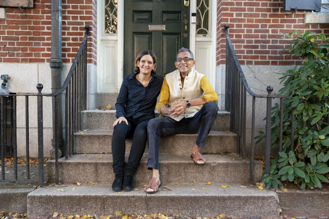 Esther Duflo et Abhijit Banerjee devant leur résidence, le 14 octobre 2019 à Boston (Massachusetts).