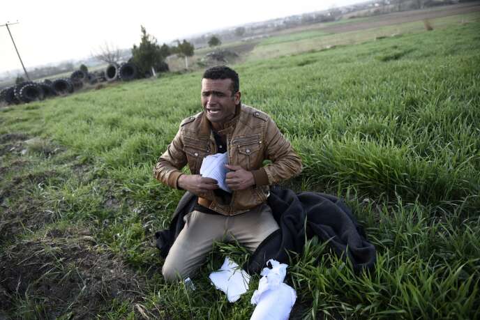 Un homme arrivé de Turquie entre dans le village de Thourio, en Grèce, après avoir traversé la frontière, le 9 mars.