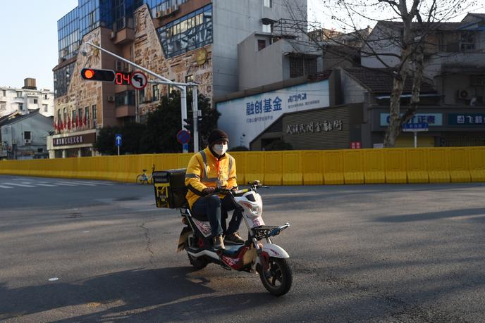 A Meituan courier in Wuhan (Hubei) on February 20.