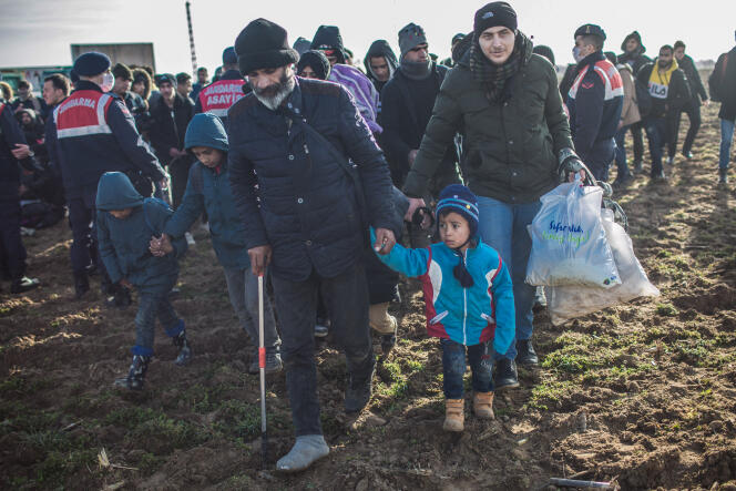 « Transversale et stratégique, la question des migrations exige d’élargir le champ politique – affaires étrangères, sociales, culture, santé, etc. – mais aussi de mobiliser la société civile » Photo : des migrants au point de passage de Pazarkule, en Turquie, le 3 mars 2020.