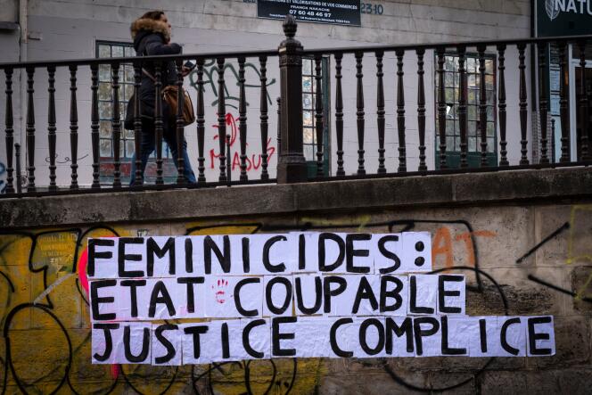 Une collage contre la violence à l’égard des femmes, le 25 novembre 2019 à Paris.