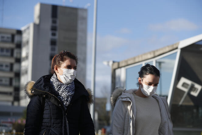 Des femmes arrivent dans un centre de contrôle dans un hôpital de Mulhouse (Haut-Rhin), lundi 9 mars 2020.