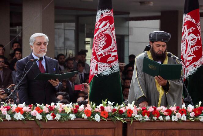 Abdullah Abdullah (à gauche), qui conteste la victoire du président sortant Ashraf Ghani, a prêté serment lors d’une cérémonie parallèle au palais présidentiel de Kaboul, lundi 9 mars.
