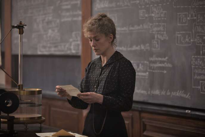 Rosamund Pike incarne la double Prix Nobel Marie Curie dans le film de Marjane Satrapi.