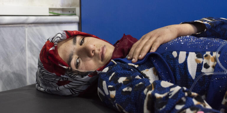 SYRIA. Bab al Hawa hospital. March 6 2020.
Férial, 13 ans. Elle a été blessée la semaine dernière dans le bombardement de son village. Des éclats d'obus sont logés dans son corps. l'hôpital de Bab Al Hawa, à la frontière avec la Turquie. 