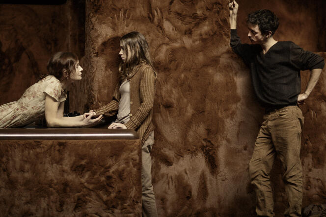 Isabelle Huppert, Justine Bachelet et Nahuel Pérez Biscayart dans « La Ménagerie de verre », de Tennessee Williams, mise en scène par Ivo van Hove à l’Odéon-Théâtre de l’Europe, à Paris, en février 2020.