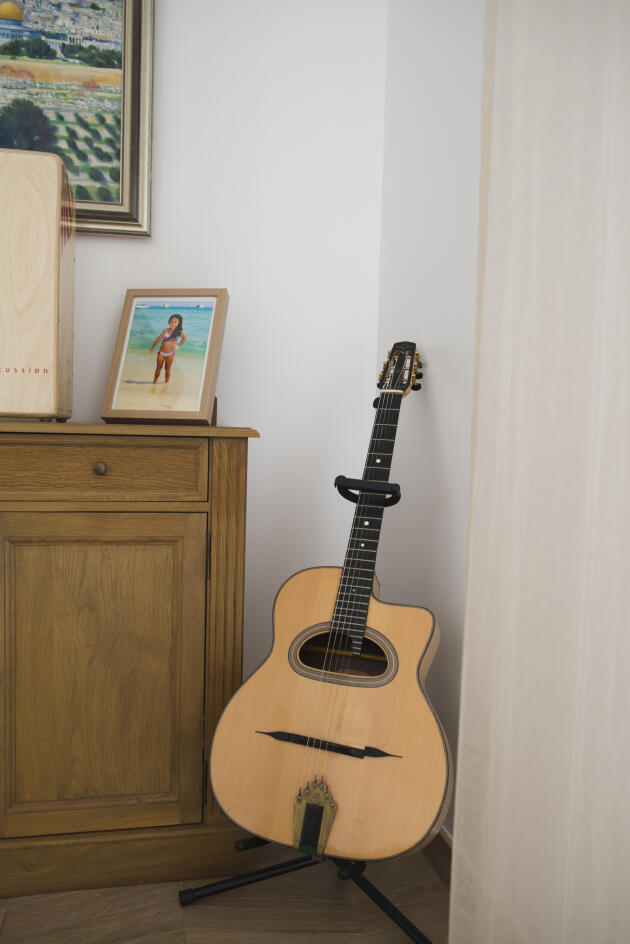 La guitare de Chriss Campion dans la salle à manger de sa maison, à Perpignan. Sur la commode, une photo de sa fille.