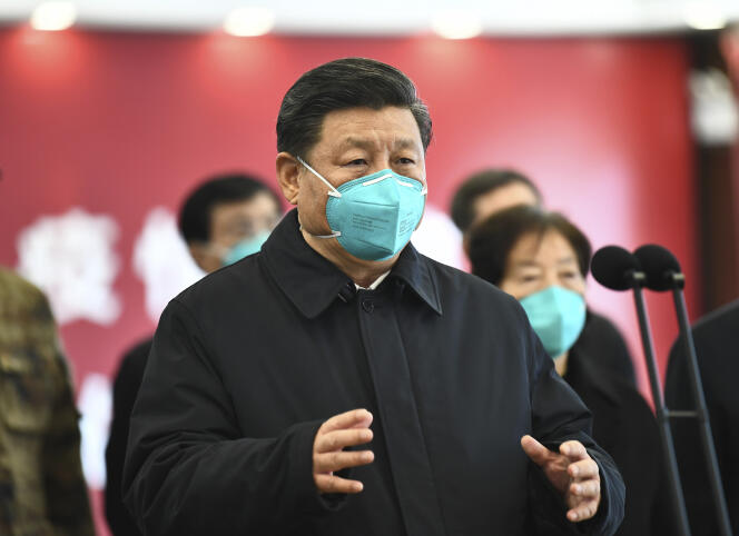 Le président Xi Jinping  en conversation vidéo avec des patients et des personnels hospitaliers à l’hôpital Huoshenshan de  Wuhan, le 10 mars.