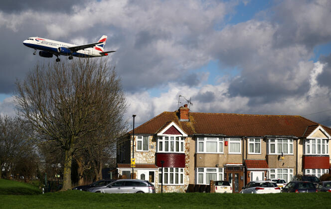 Un Airbus A320 de British Airways survole une zone résidentielle avant d’atterrir à l’aéroport d’Heathrow, à Londres, le 27 février.