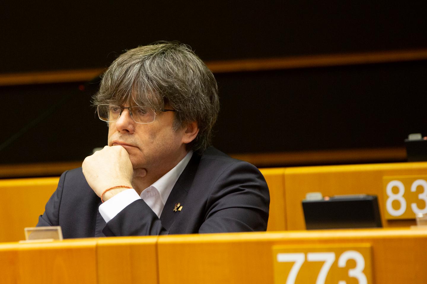 En España, se retiran los cargos de sedición contra Carles Puigdemont