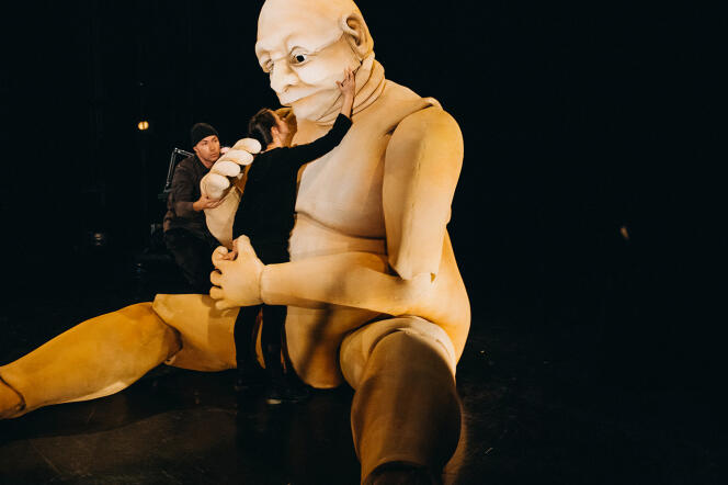 « Ogre », monologue pour une marionnette géante, d’après un texte de Larry Tremblay, par la compagnie québécoise La Tortue noire.